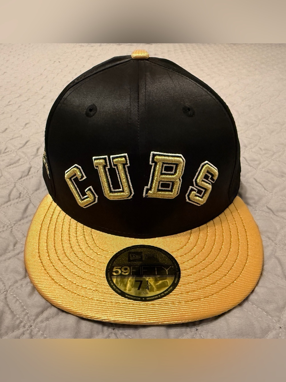 New Era 59FIFTY Size 7 1/4 Chicago Cubs Hat Black Gold Wrigley Field Cooperstown